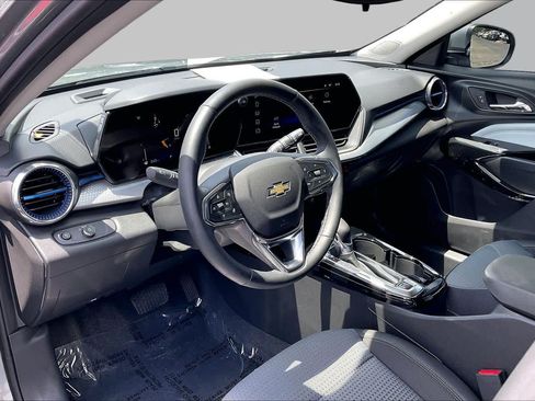 Used 2025 Chevrolet Trax LT w/ Driver Confidence Package FWD image 14