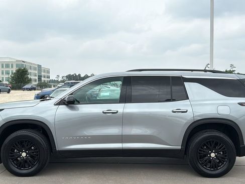 Used 2026 Chevrolet Traverse LT FWD image 2