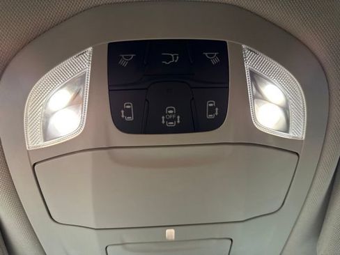 Used 2024 Chrysler Pacifica Limited FWD image 12