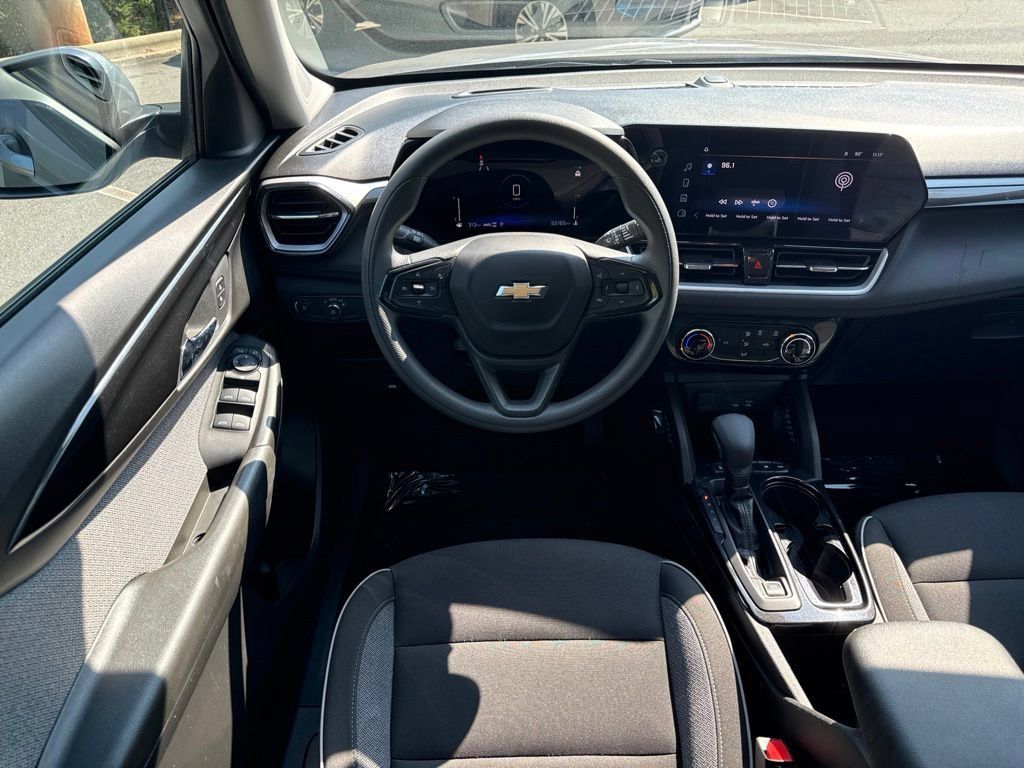 Used 2025 Chevrolet TrailBlazer LT AWD/4WD image 33