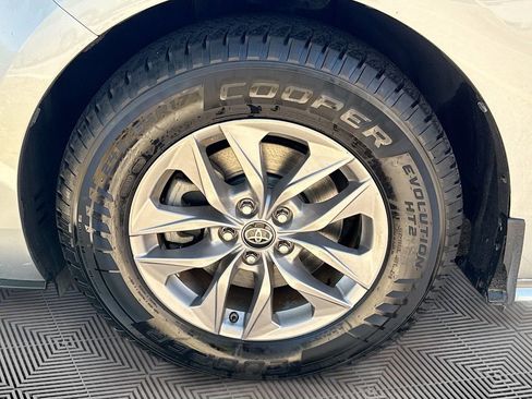 Used 2022 Toyota Sienna XLE AWD/4WD image 35