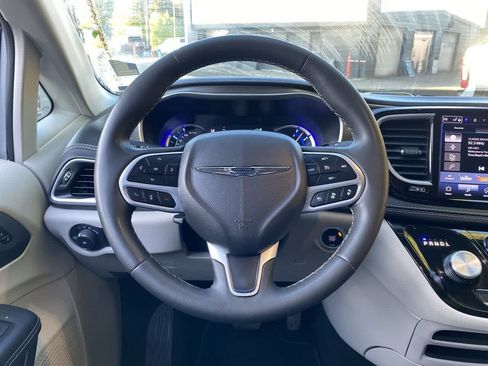 Used 2024 Chrysler Pacifica Limited FWD image 18