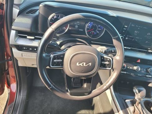 Used 2022 Kia Carnival LX image 30