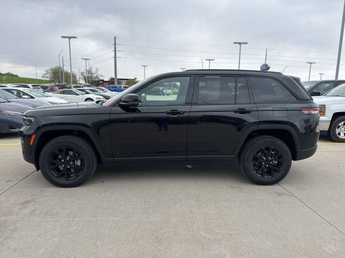 Used 2025 Jeep Grand Cherokee Altitude AWD/4WD image 23
