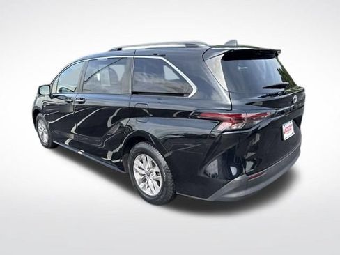 Used 2023 Toyota Sienna XLE FWD image 5