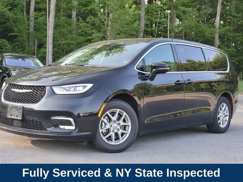 Used 2025 Chrysler Pacifica Select FWD image 2