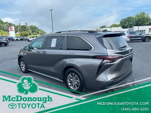 Used 2023 Toyota Sienna XLE FWD image 2