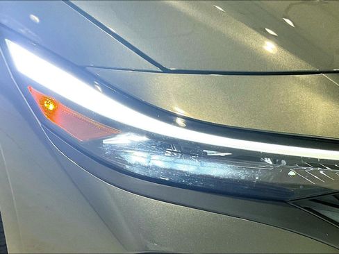 Used 2025 Hyundai Elantra Sport FWD image 31