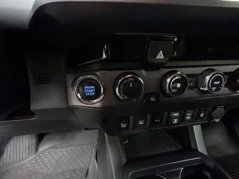 Used 2018 Toyota Tacoma TRD Off-Road w/ Technology Package AWD/4WD image 17