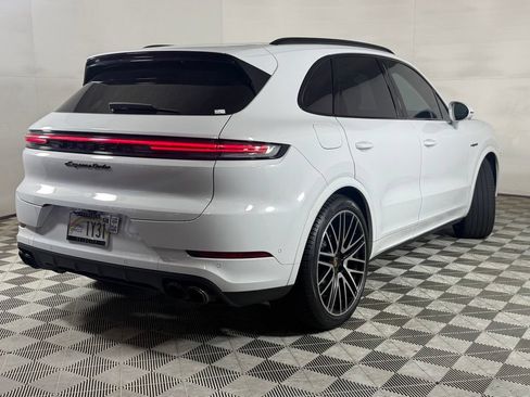 Used 2024 Porsche Cayenne Turbo AWD/4WD image 4