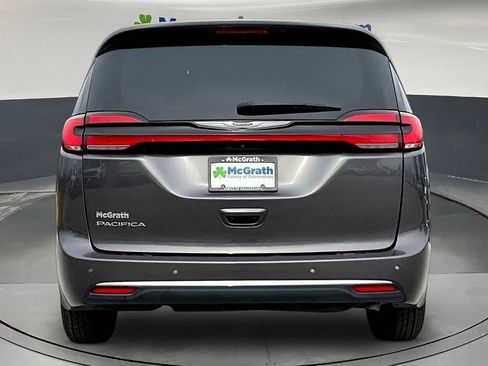 Used 2023 Chrysler Pacifica Touring-L image 6