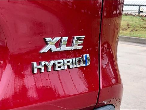 Used 2022 Toyota RAV4 XLE image 9