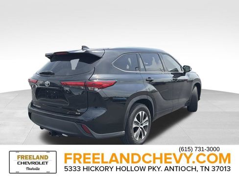 Used 2021 Toyota Highlander XLE FWD image 3