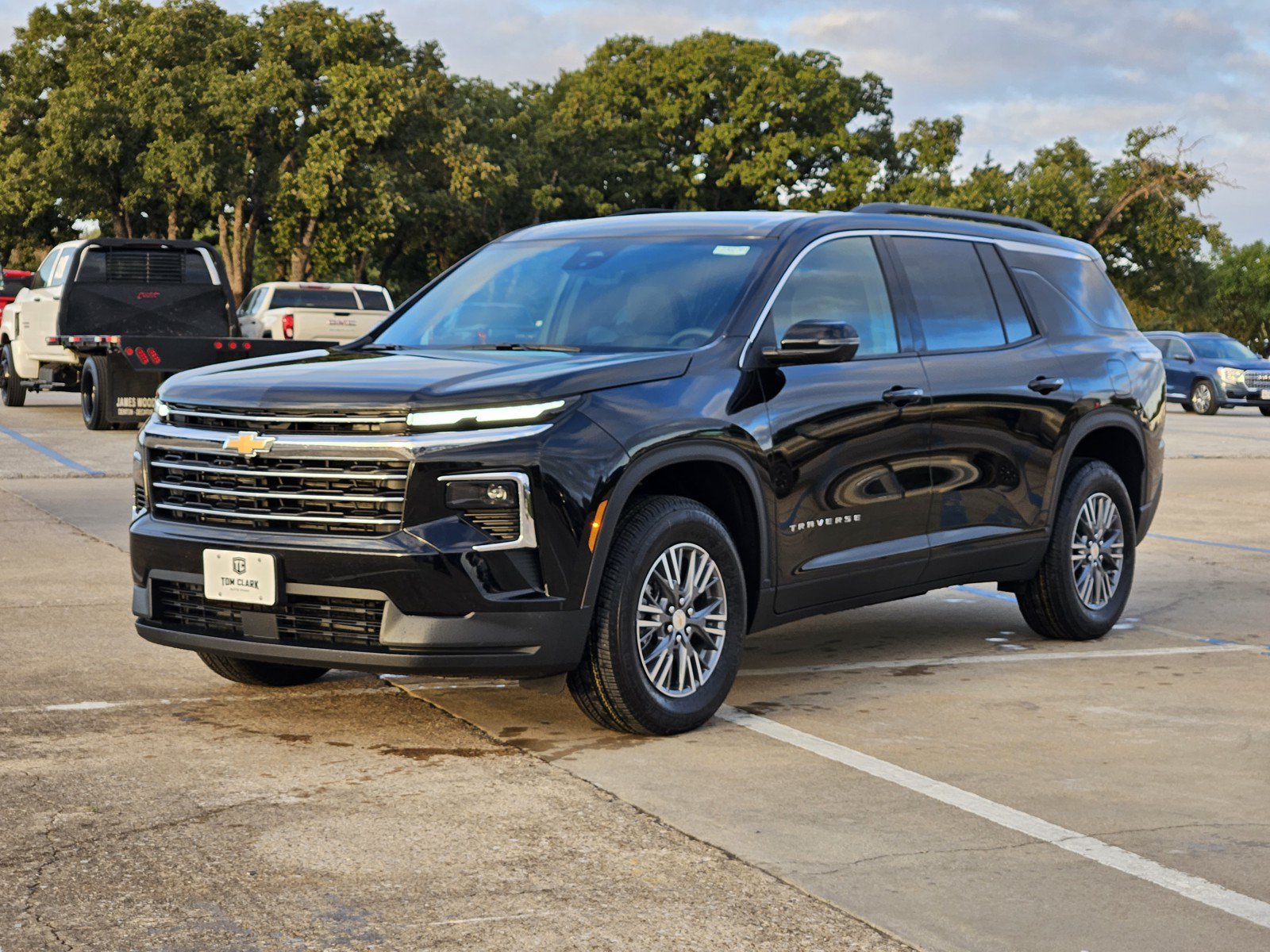New 2027 Chevrolet Traverse LT w/ Driver Confidence Package FWD image 2