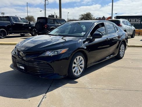 Used 2020 Toyota Camry LE image 3