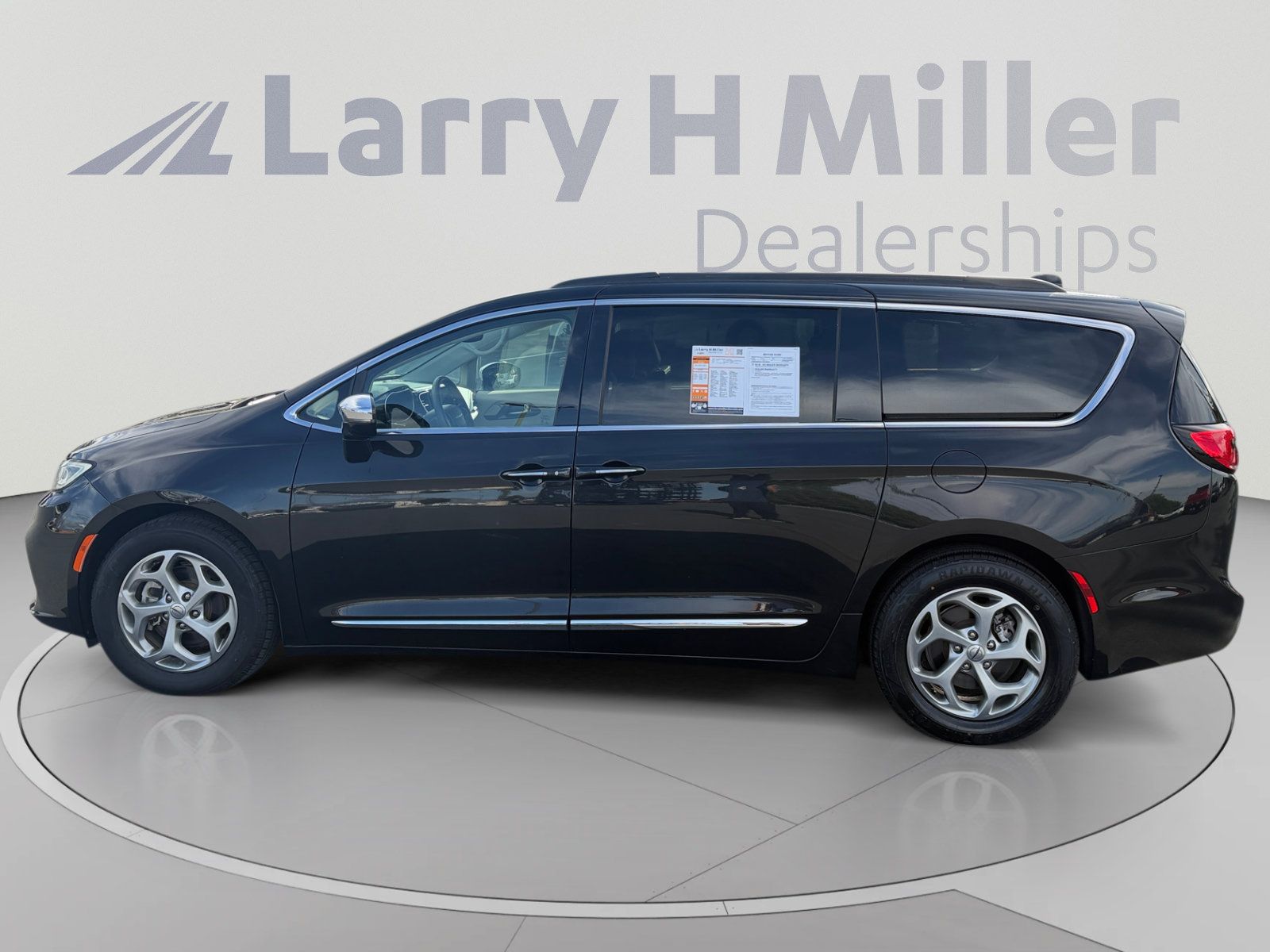 Used 2023 Chrysler Pacifica Limited FWD image 2