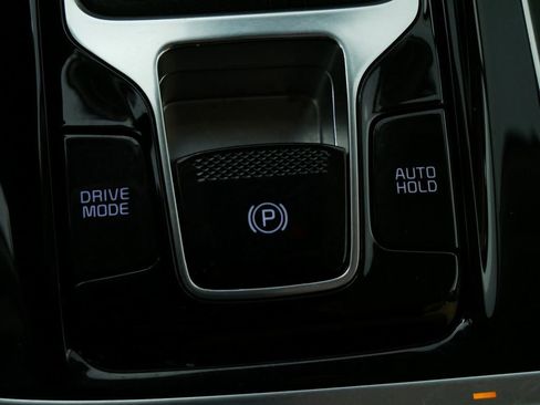 Used 2024 Kia Carnival EX image 32