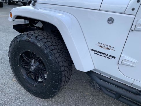 Used 2017 Jeep Wrangler Unlimited Sahara w/ Connectivity Group image 38