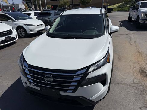 Used 2025 Nissan Rogue SV image 4