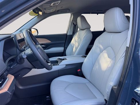 Used 2025 Toyota Grand Highlander AWD image 9