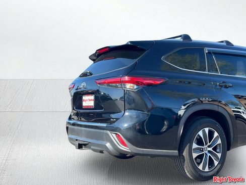 Used 2022 Toyota Highlander XLE FWD image 11