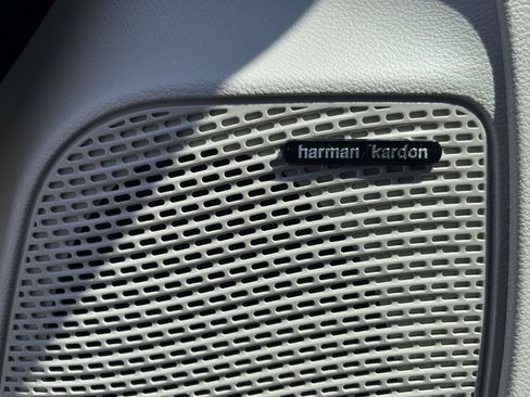 Used 2023 Chrysler Pacifica Limited w/ Uconnect Theater Family Group FWD image 13