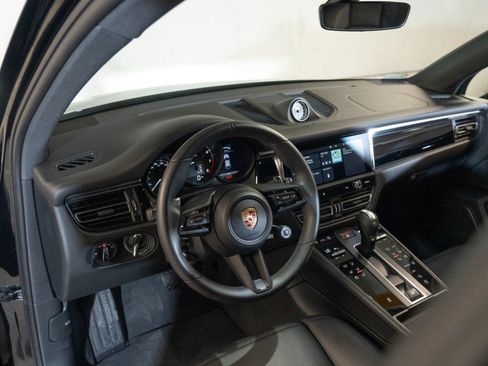 Certified 2026 Porsche Macan AWD/4WD image 4