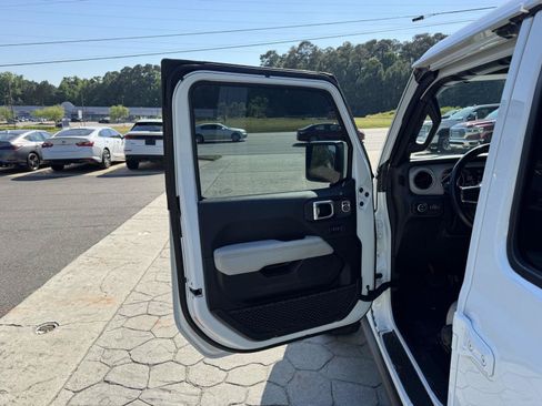 Used 2022 Jeep Gladiator Overland AWD/4WD image 5