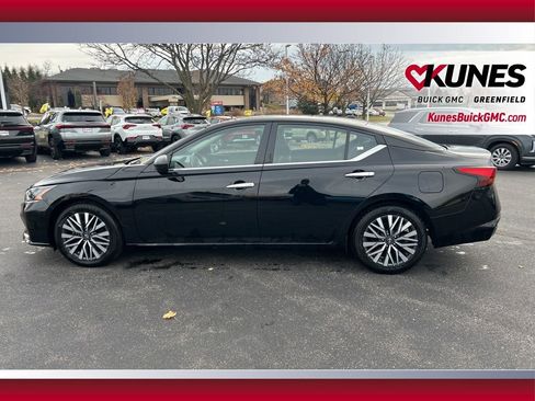 Used 2024 Nissan Altima 2.5 SV image 10