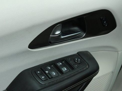 Used 2020 Chrysler Pacifica Touring-L image 16