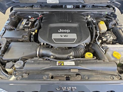 Used 2016 Jeep Wrangler Unlimited Rubicon w/ Connectivity Group AWD/4WD image 24