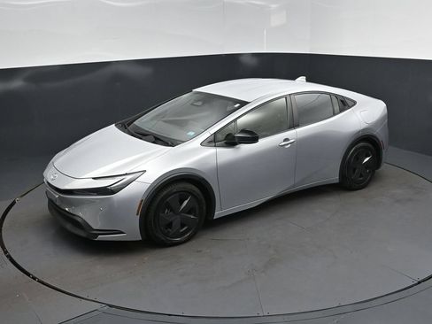 Used 2024 Toyota Prius LE FWD image 31