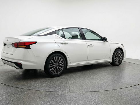 Used 2025 Nissan Altima 2.5 SV image 9