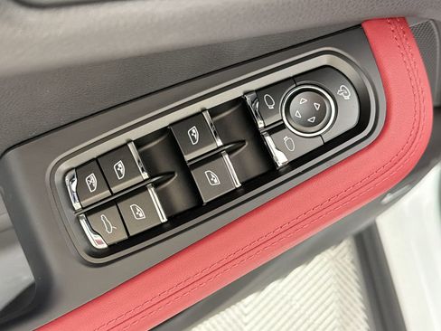 Used 2026 Porsche Macan AWD/4WD image 13
