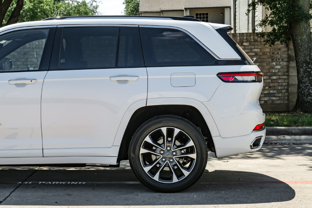 Used 2023 Jeep Grand Cherokee Overland AWD/4WD image 25