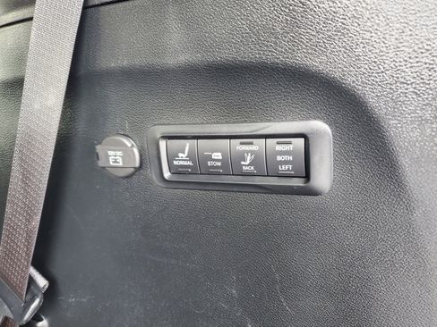 Used 2019 Chrysler Pacifica Limited w/ Tire & Wheel Group image 29