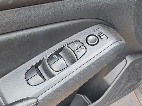 Used 2025 Nissan Altima 2.5 SV FWD image 21