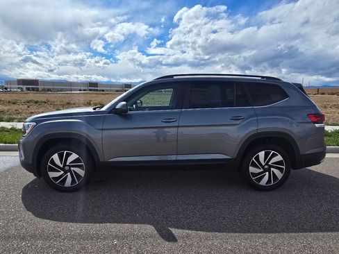 Used 2024 Volkswagen Atlas SE image 2