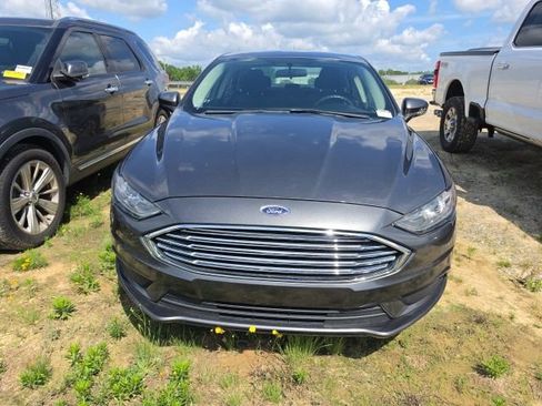 Used 2017 Ford Fusion SE w/ Fusion SE Technology Package FWD image 2
