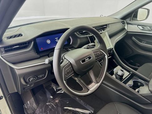 New 2025 Jeep Grand Cherokee L Laredo image 9