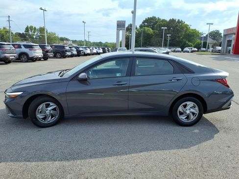 Used 2025 Hyundai Elantra SE FWD image 17