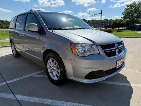 Used 2018 Dodge Grand Caravan SXT FWD image 4