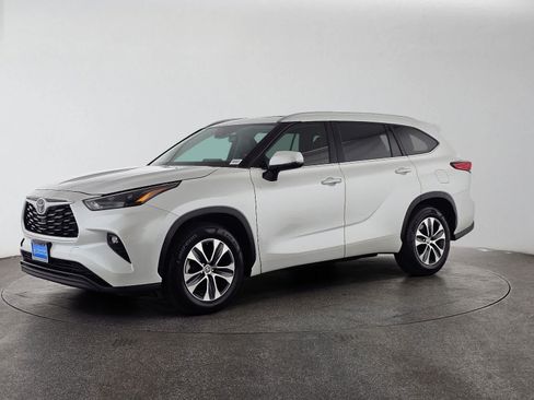 Used 2023 Toyota Highlander XLE FWD image 7