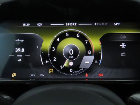 Used 2025 Aston Martin V8 Vantage Coupe image 30