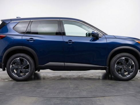 Used 2025 Nissan Rogue SV FWD image 11