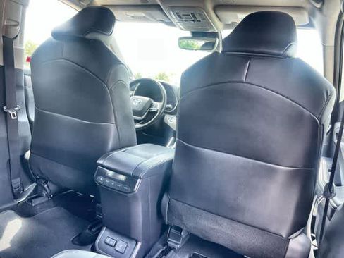Used 2023 Toyota Highlander Limited FWD image 13