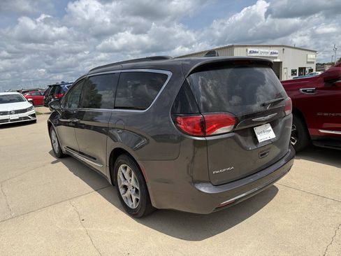 Used 2017 Chrysler Pacifica Touring-L w/ Tire & Wheel Group FWD image 4