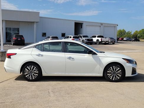 Used 2025 Nissan Altima 2.5 SV FWD image 6