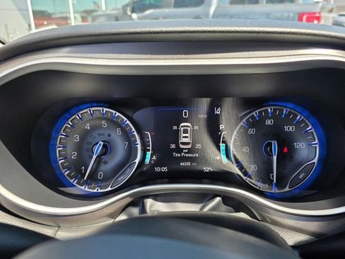 Used 2024 Chrysler Pacifica Touring-L FWD image 10
