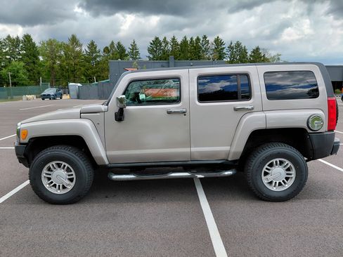 Used 2009 HUMMER H3 w/ Chrome Appearance Package AWD/4WD image 2